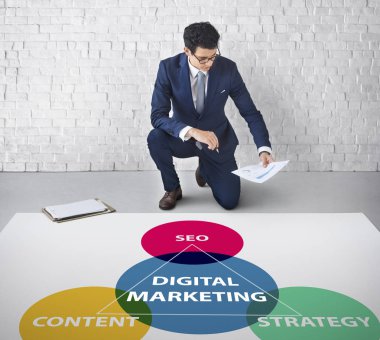 İşadamı belge belgelerle çalışma