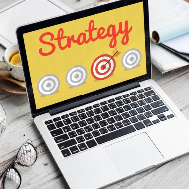 çalışma alanı tablo açılan laptop