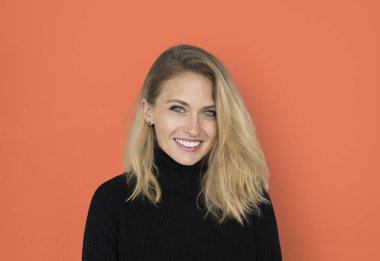 Kafkas kadın gülümsüyor