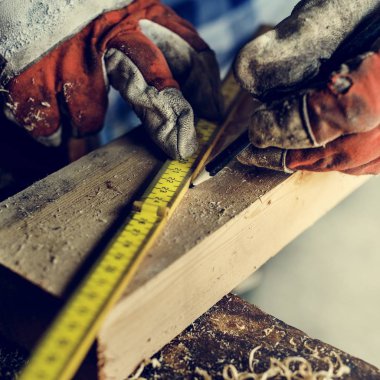 Marangoz atölyede çalışıyor.