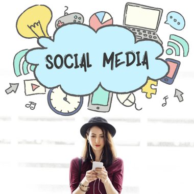 Akıllı telefon kullanan genç bir kadın.