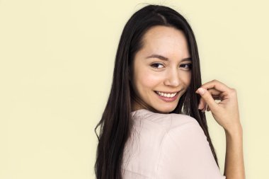 Stüdyoda genç bir kadın 