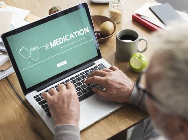 Dizüstü bilgisayar kullanan kıdemli adam. 