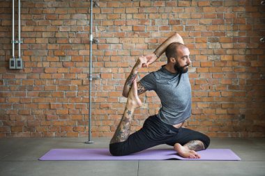 Yoga egzersiz egzersiz yapan erkek