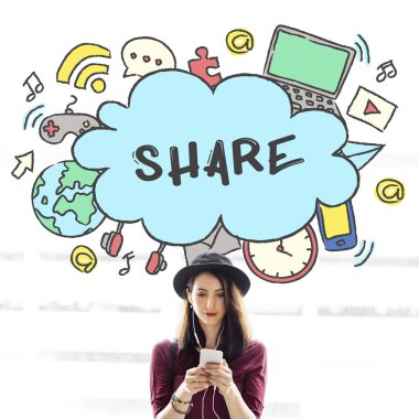 Akıllı telefon kullanan genç bir kadın.