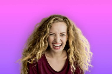 Genç, gülümseyen kadın