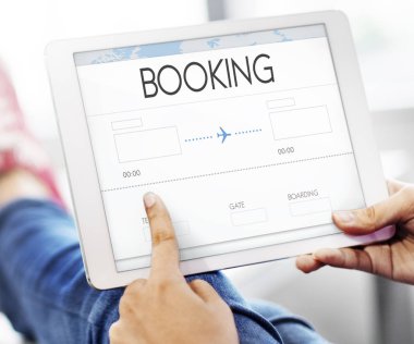 Dijital tablet kullanan kişi