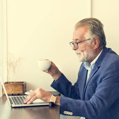 Dizüstü bilgisayarda çalışan adam