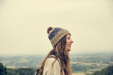 Gülümseyen genç kadın 