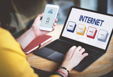 Dizüstü bilgisayar kullanan genç kadın