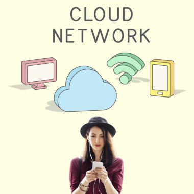 Akıllı telefon kullanan genç bir kadın.