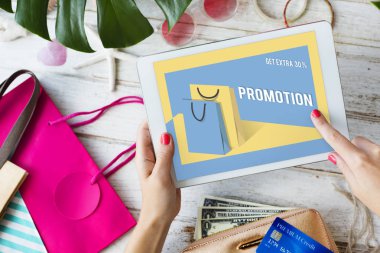 dijital tablet kullanan kadın