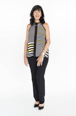 Olgun gülümseyen kadın