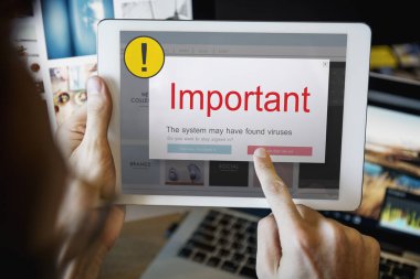 Dijital tablet kullanan adam