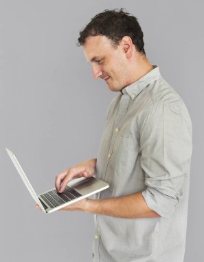 Studio dizüstü bilgisayar kullanan adam