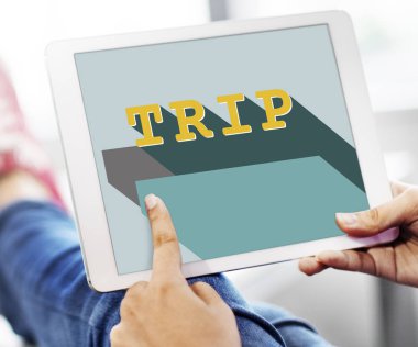 Dijital tablet kullanan kişi