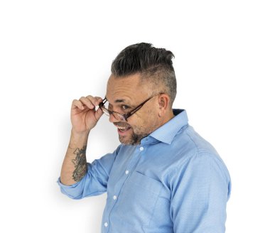 Gözlüklü olgun adam