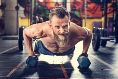 Şınav çeken adam.