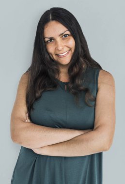 silah tutan kadın gülümseyerek çarpı işareti