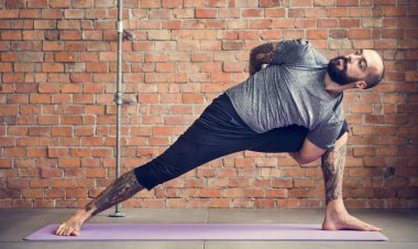 Yoga egzersiz egzersiz yapan erkek