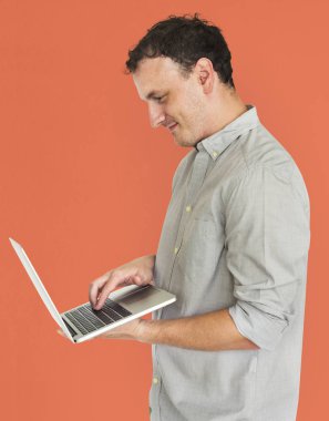 Studio dizüstü bilgisayar kullanan adam