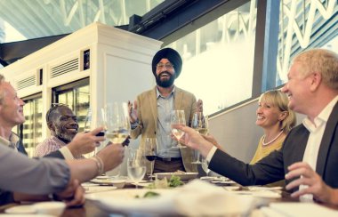 İş insanlar yemek ve içme