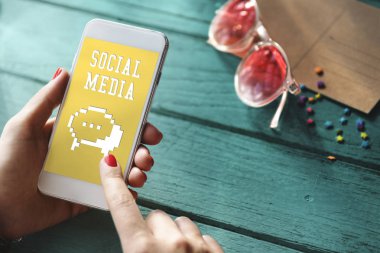 insan elinden tutarak cep telefonu