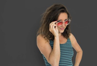 kadın güneş gözlüğü ayarlama