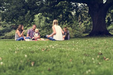 Aile piknikten hoşlanıyor