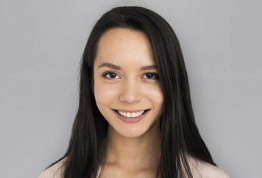 Stüdyoda genç bir kadın 