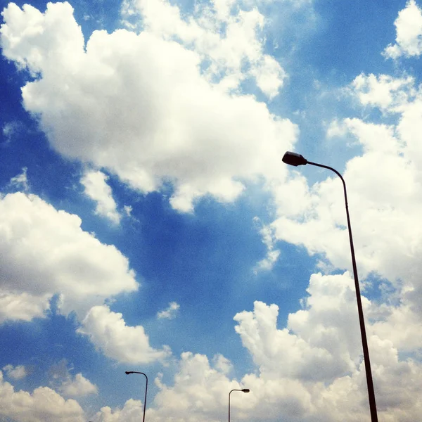 Ciel nuageux et lampadaire — Photo