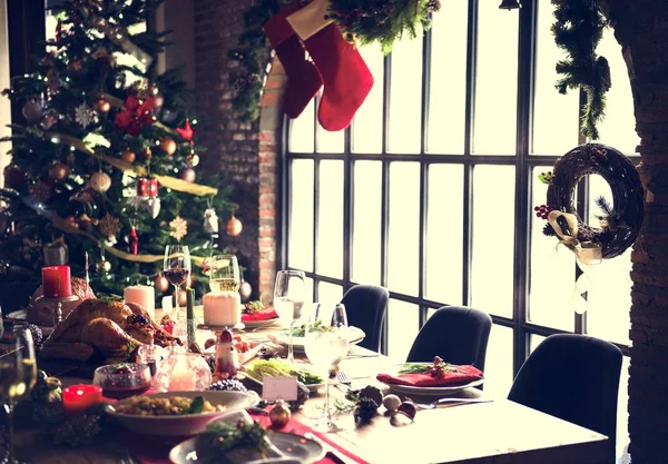 Kerstviering en tafel met maaltijden — Stockfoto
