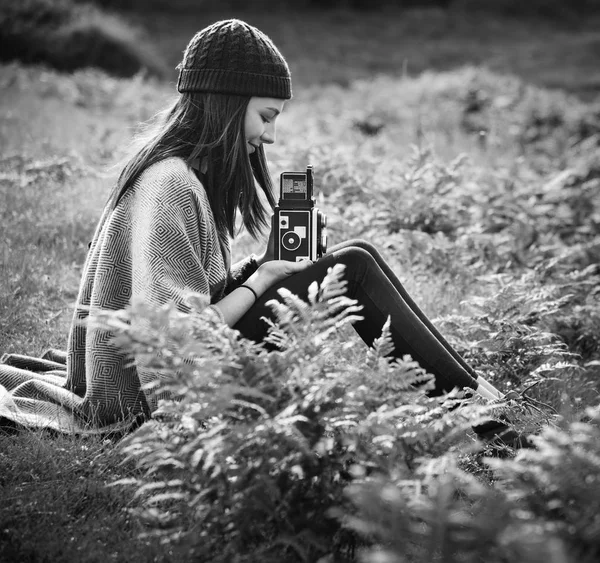 Ung kvinna med foto kamera — Stockfoto
