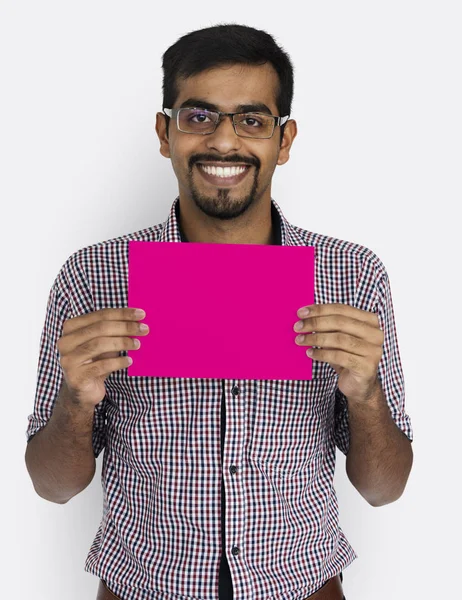 Hombre indio sosteniendo papel en blanco — Foto de Stock