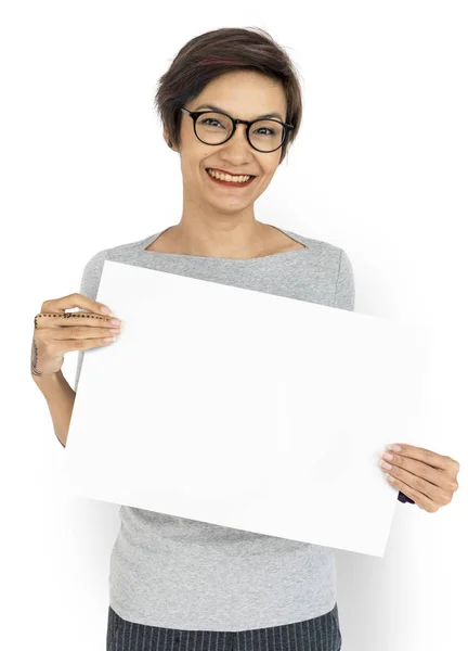 Kvinna anläggning papper tomma — Stockfoto