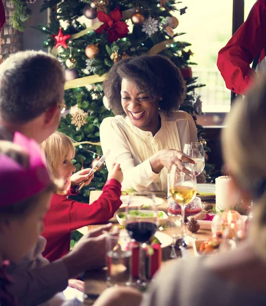 Bela família à mesa — Fotografia de Stock