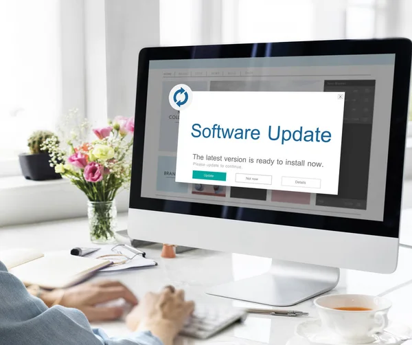 bilgisayar ile çalışan kadın