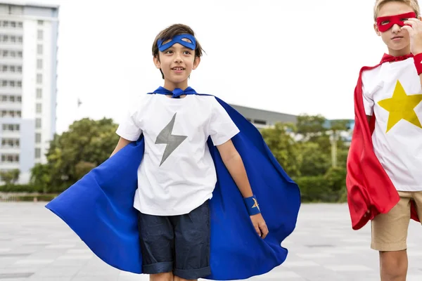 Meninos em fantasias super-heróis — Fotografia de Stock