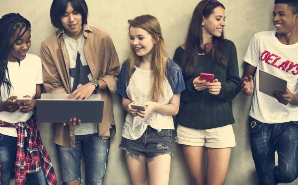 Diverse teenagers hanging out — Stock Photo, Image
