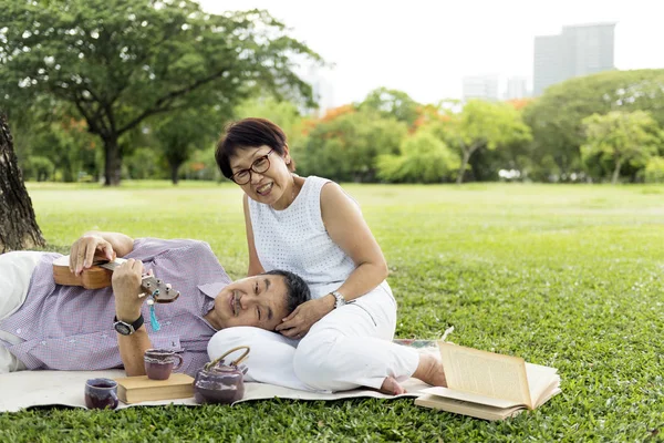 Paar tijd doorbrengen in het Park — Stockfoto