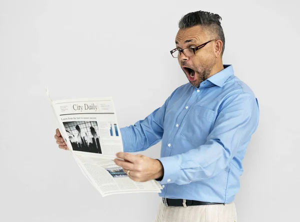 Hombre leyendo periódico — Foto de Stock