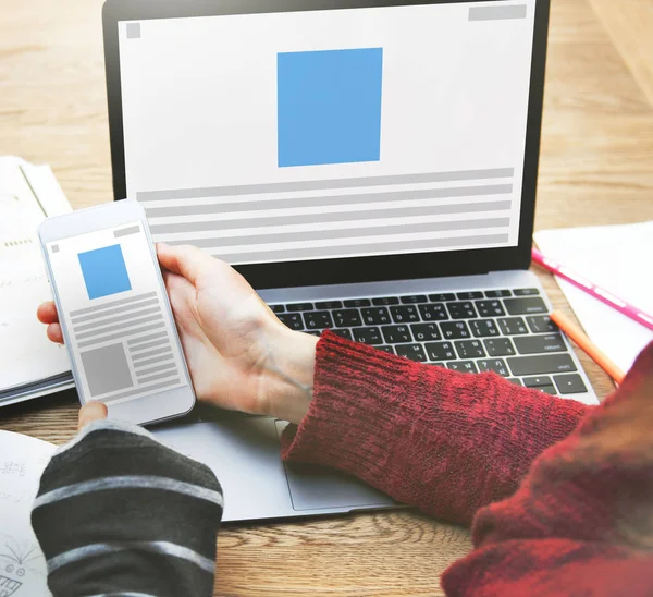 Ragazze con laptop e smartphone — Foto Stock