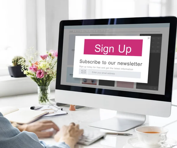 Vrouw die met een computer werkt — Stockfoto