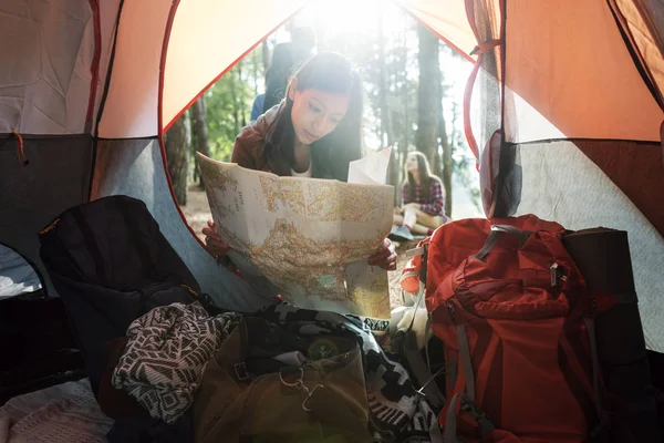 Meisje reading kaart — Stockfoto