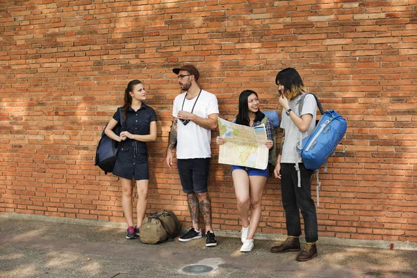 Fiatal meg utazó hátizsákok — Stock Fotó