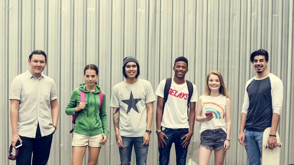 Diverse Teenager hängen herum — Stockfoto