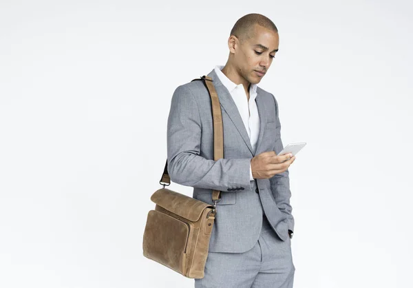 Empresario con bolsa usando teléfono móvil — Foto de Stock