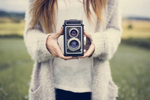 Mujer con cámara fotográfica — Foto de Stock