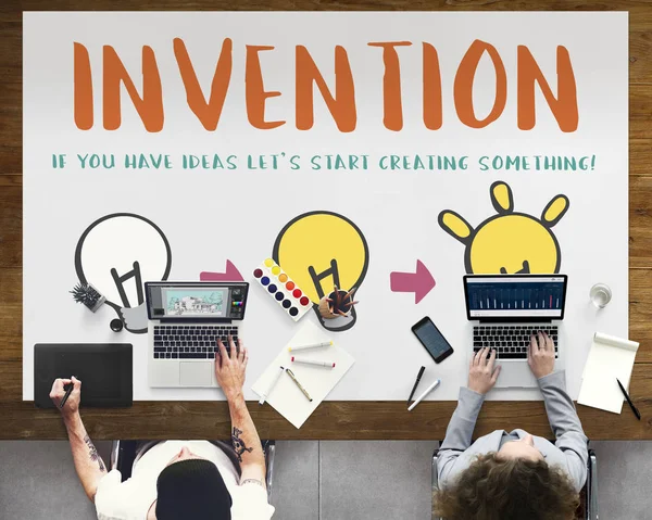 dizüstü bilgisayarlarda çalışan insanlar