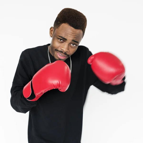 Hombre africano en guantes de boxeador — Foto de Stock